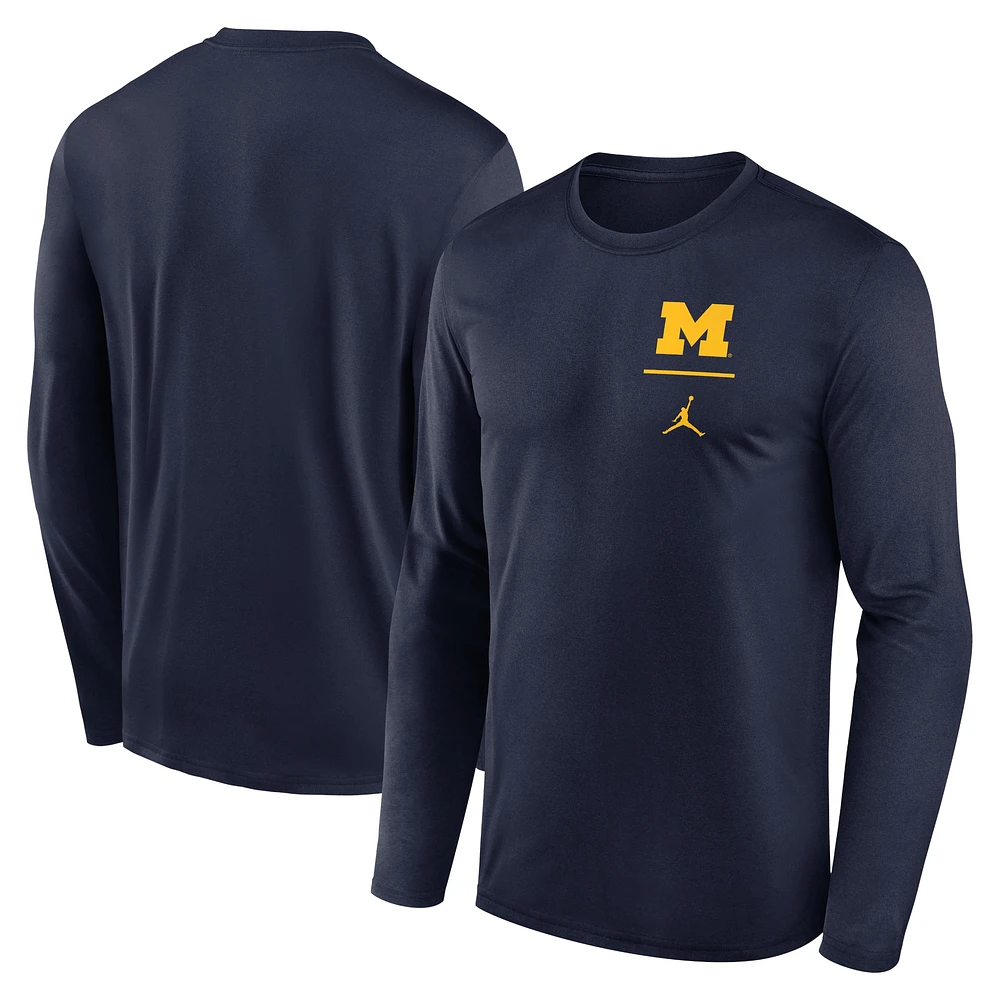 T-shirt Jordan Brand bleu marine Michigan Wolverines Primary Stack Legend Performance à manches longues pour homme