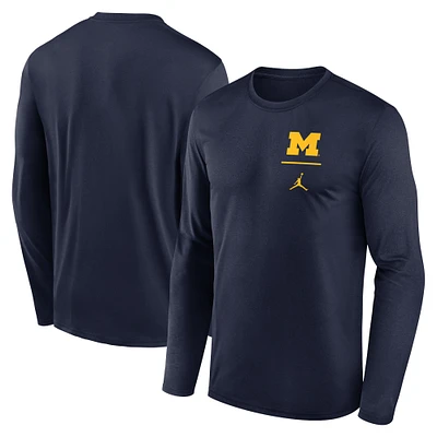 T-shirt Jordan Brand bleu marine Michigan Wolverines Primary Stack Legend Performance à manches longues pour homme