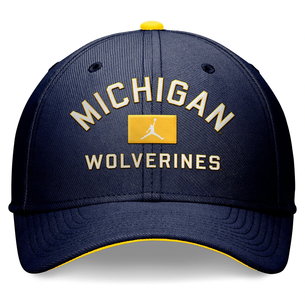 Casquette Jordan Brand bleu marine Michigan Wolverines Primetime Rise Swoosh Flex pour homme