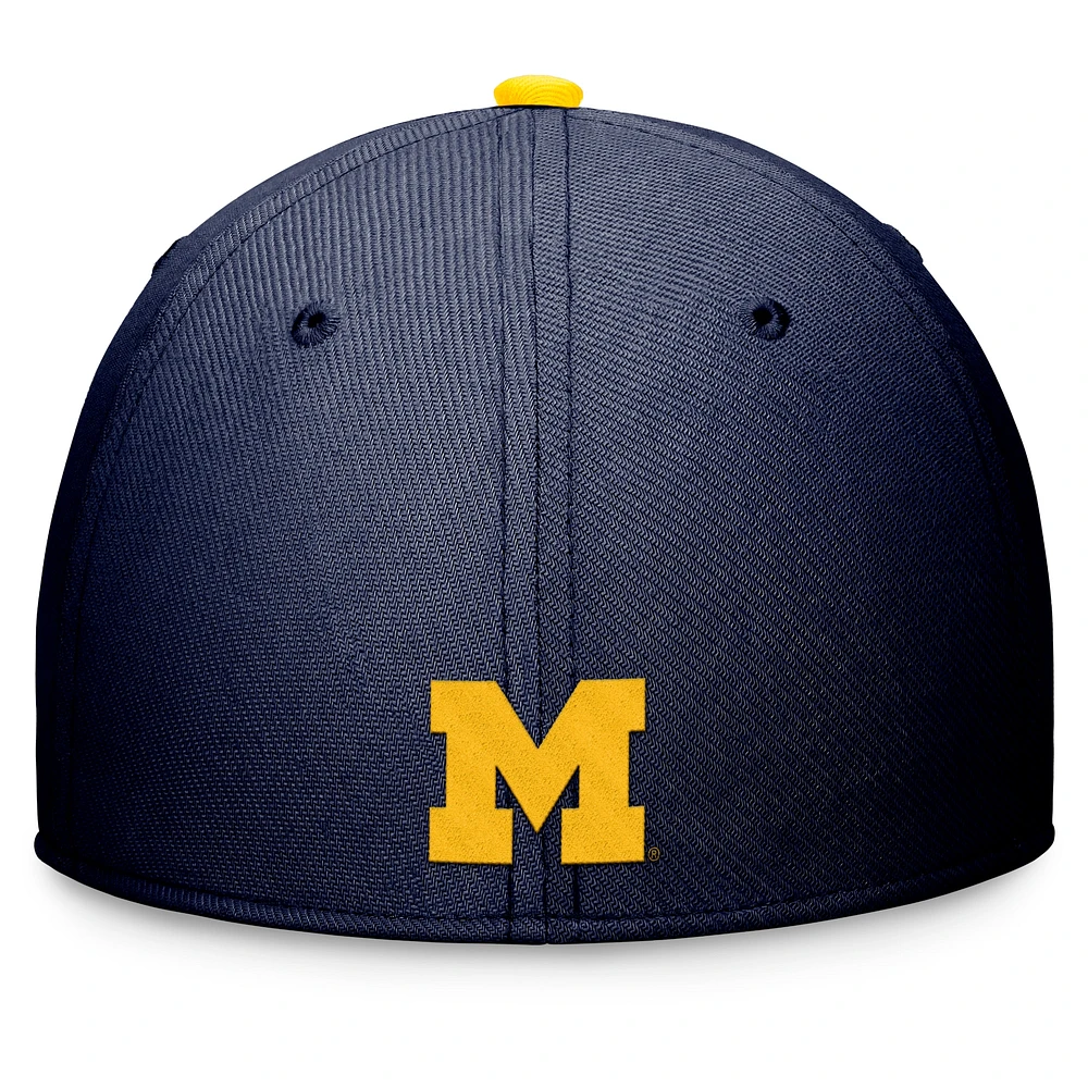 Casquette Jordan Brand bleu marine Michigan Wolverines Primetime Rise Swoosh Flex pour homme