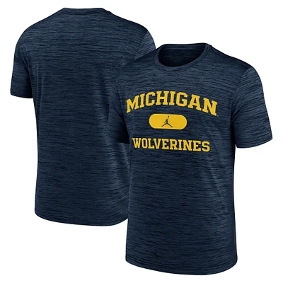 T-shirt Jordan Brand bleu marine pour homme avec mascotte des Wolverines du Michigan Velocity Performance