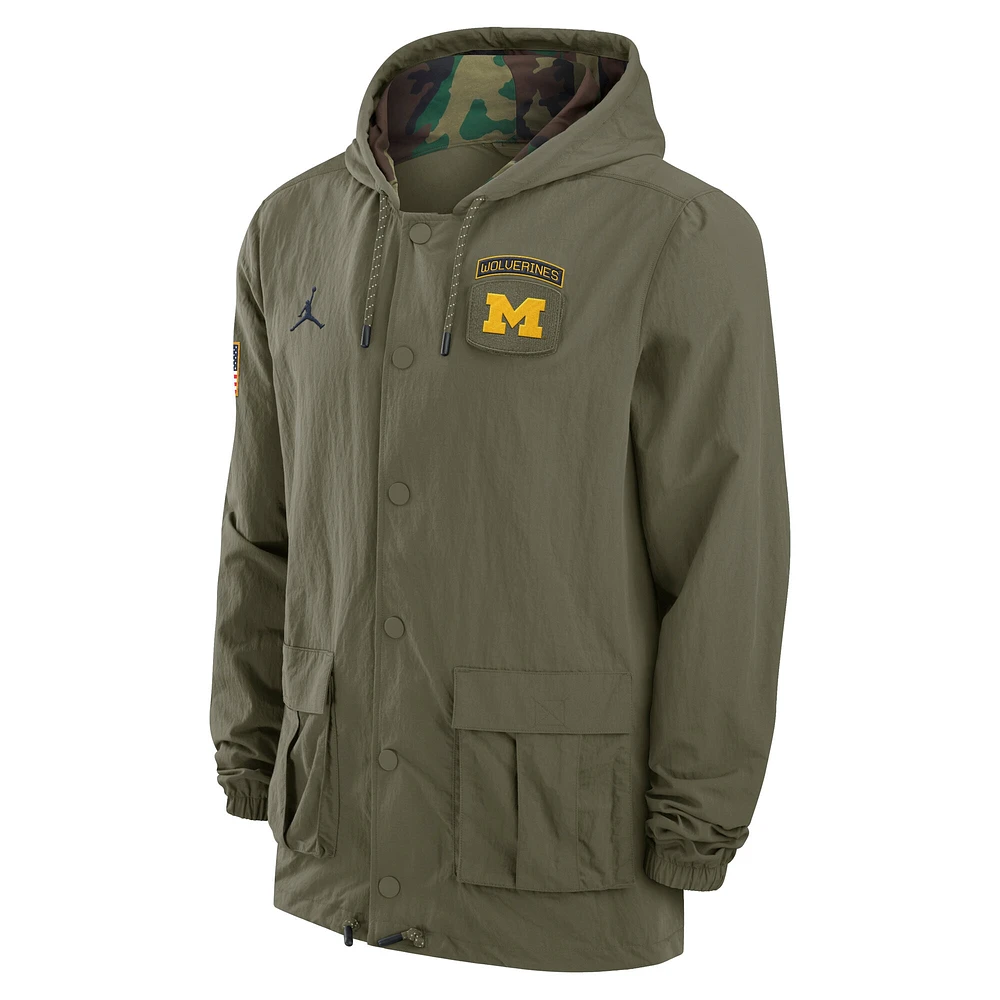 Veste militaire à capuche entièrement pressionnée pour homme Jordan Brand Olive Michigan Wolverines 2024 Military Appreciation