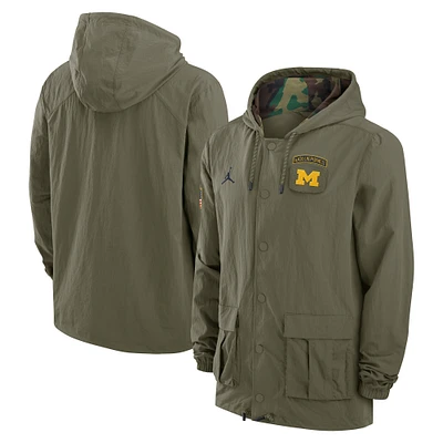 Veste militaire à capuche entièrement pressionnée pour homme Jordan Brand Olive Michigan Wolverines 2024 Military Appreciation