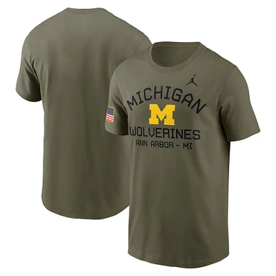 T-shirt de performance militaire Jordan Brand Olive Michigan Wolverines 2024 pour homme