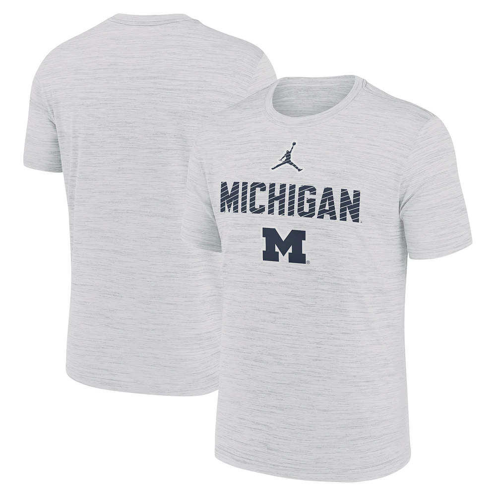 T-shirt Jordan Brand Michigan Wolverines Campus Slant Velocity Performance pour homme Blanc