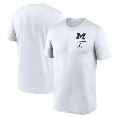 T-shirt Jordan Brand Michigan Wolverines pour homme avec logo principal et légende de performance blanc