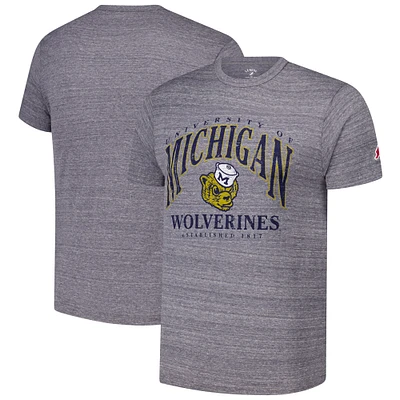 T-shirt à manches longues Victory Falls Tri-Blend Arch 2.0 des Wolverines du Michigan pour hommes, gris chiné, tenue universitaire