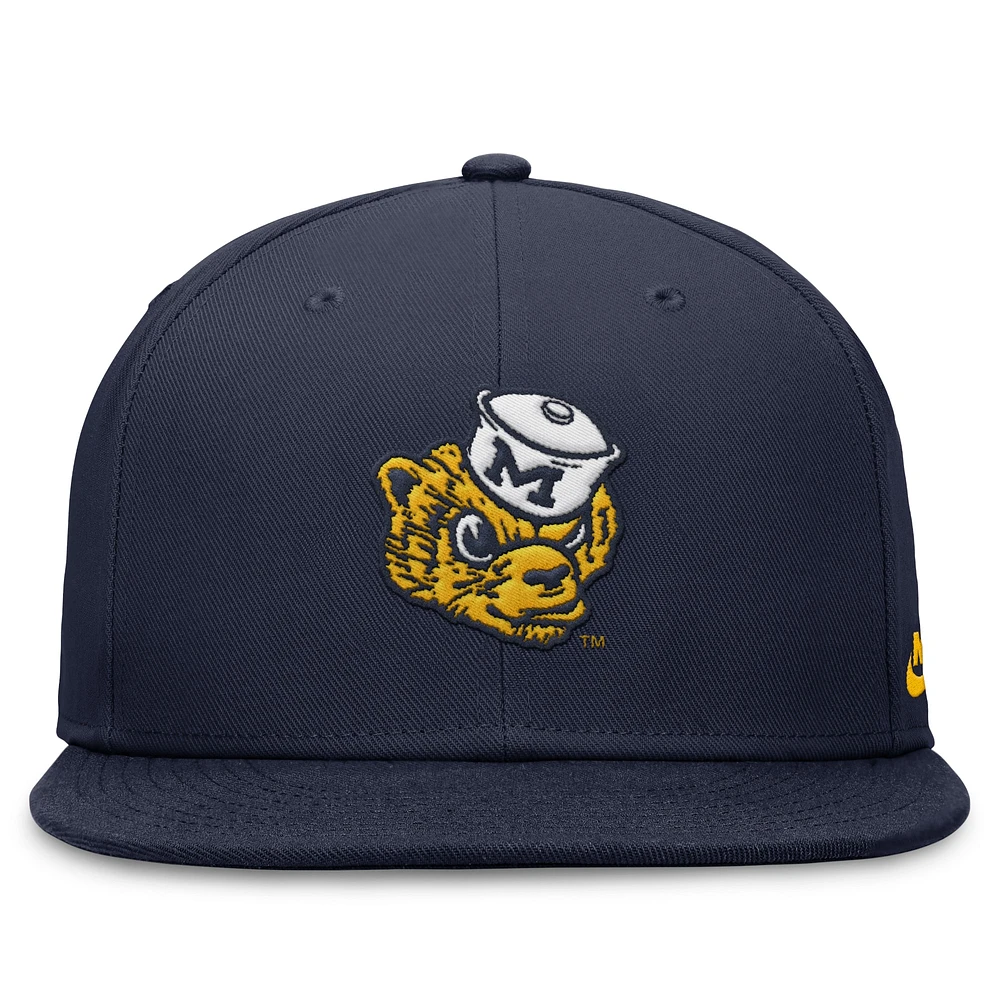 Casquette ajustée Nike Michigan Wolverines Legacy True pour homme bleu marine