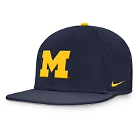 Casquette ajustée True Performance On-Field Dugout des Wolverines du Michigan pour homme Nike bleu marine