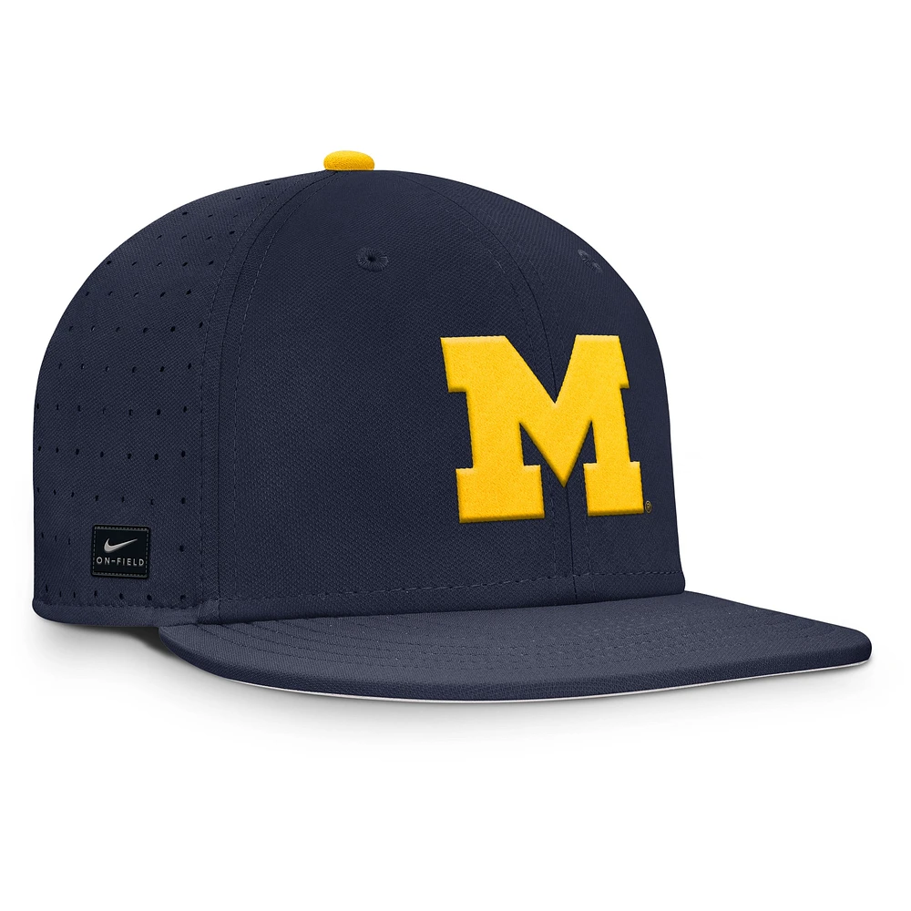 Casquette ajustée True Performance On-Field Dugout des Wolverines du Michigan pour homme Nike bleu marine