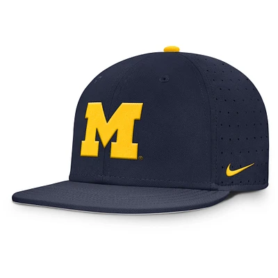 Casquette ajustée True Performance On-Field Dugout des Wolverines du Michigan pour homme Nike bleu marine