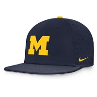 Casquette ajustée True Performance On-Field Dugout des Wolverines du Michigan pour homme Nike bleu marine