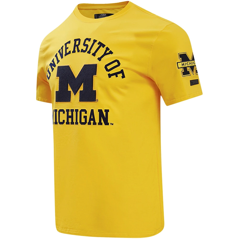 T-shirt classique à logo empilé Pro Standard Maize Michigan Wolverines pour hommes