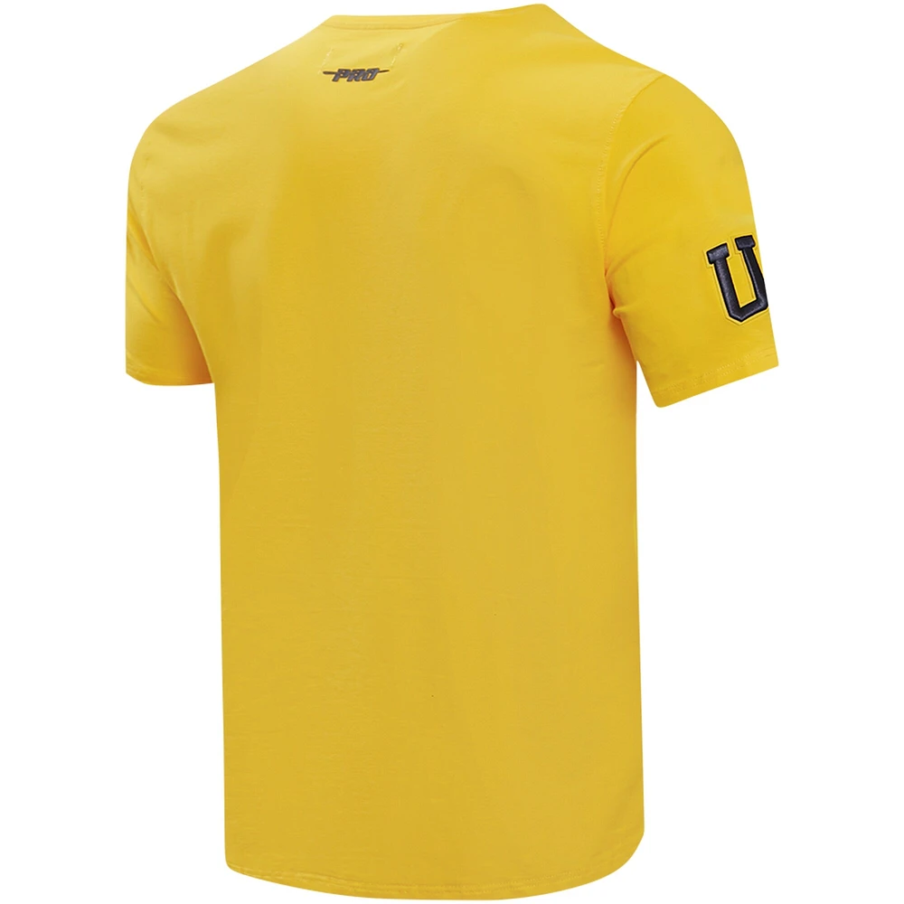 T-shirt classique à logo empilé Pro Standard Maize Michigan Wolverines pour hommes