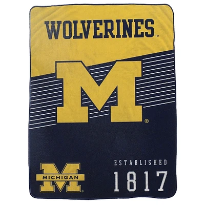 Couverture à rayures sur le casque des Wolverines du Michigan de Pegasus 60" x 80"