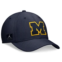 Casquette unisexe Jordan Brand Navy Michigan Wolverines 2024 Sideline Rise Performance Flex