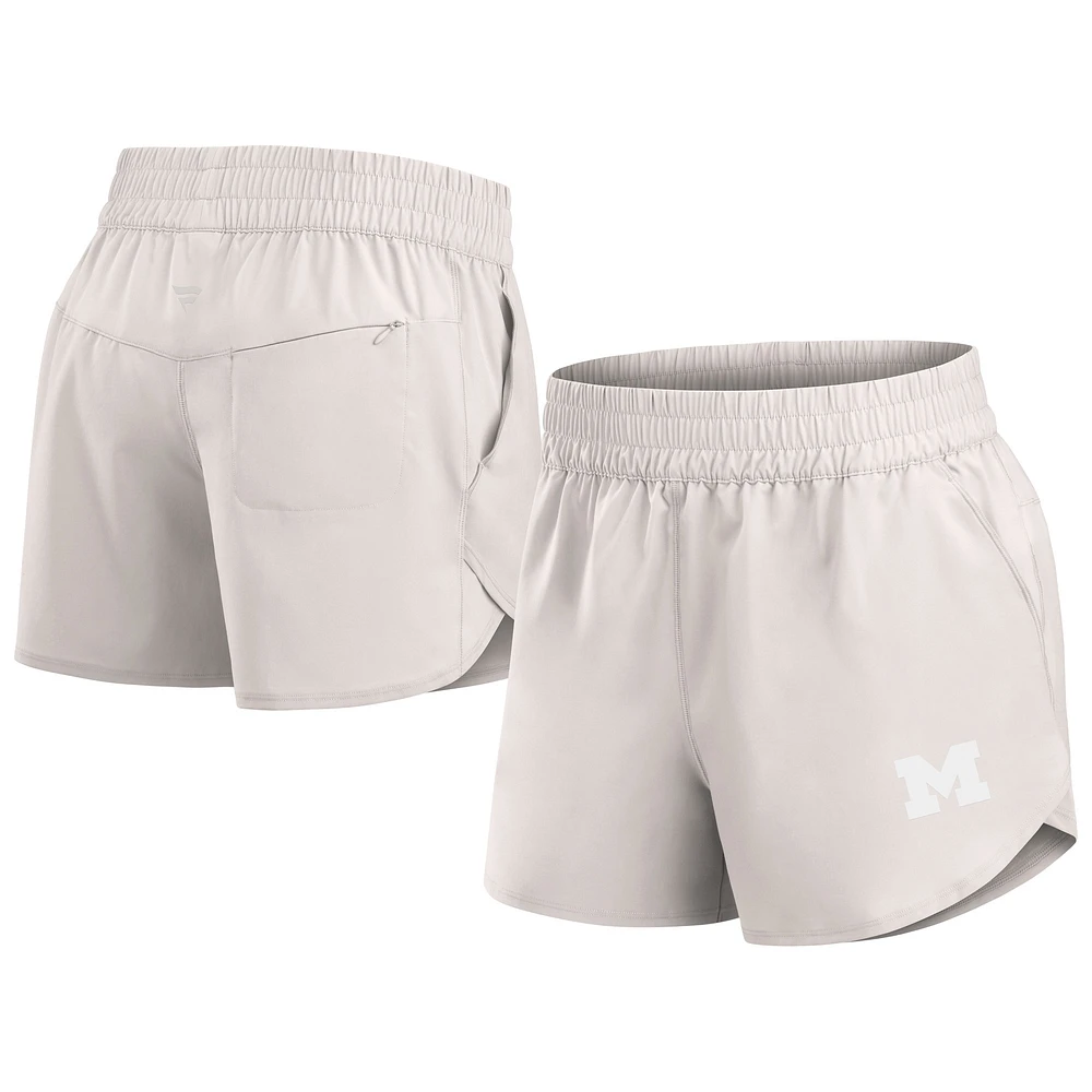 Short Vibe tissé Fanatics blanc Michigan Wolverines Studio pour femmes