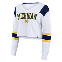 Haut court à manches longues et col en V pour femme Fanatics White Michigan Wolverines Training Camp