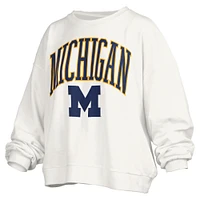 Sweat-shirt surdimensionné blanc pour femme avec logo Janise Arch Over et Pressbox Michigan Wolverines, longueur à la taille