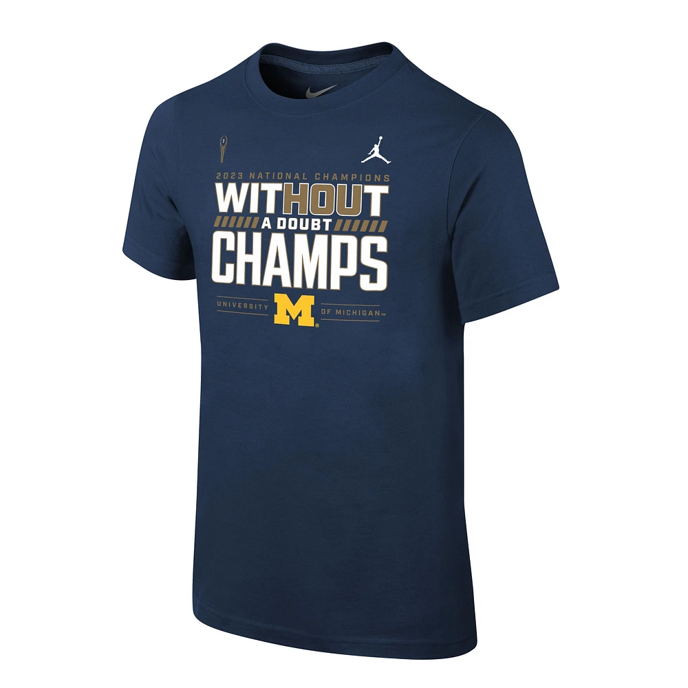 T-shirt Jordan Brand pour jeunes, bleu marine, Michigan Wolverines College Football Playoff 2023, champions nationaux, vestiaire