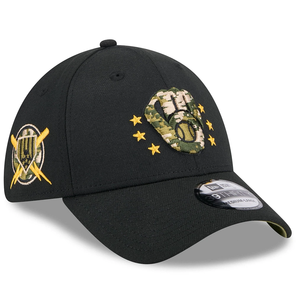 Casquette flexible 39THIRTY pour la Journée des forces armées 2024 Milwaukee Brewers New Era noire hommes