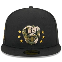 Casquette ajustée 59FIFTY sur le terrain de la Journée des forces armées 2024 Milwaukee Brewers New Era noire pour hommes