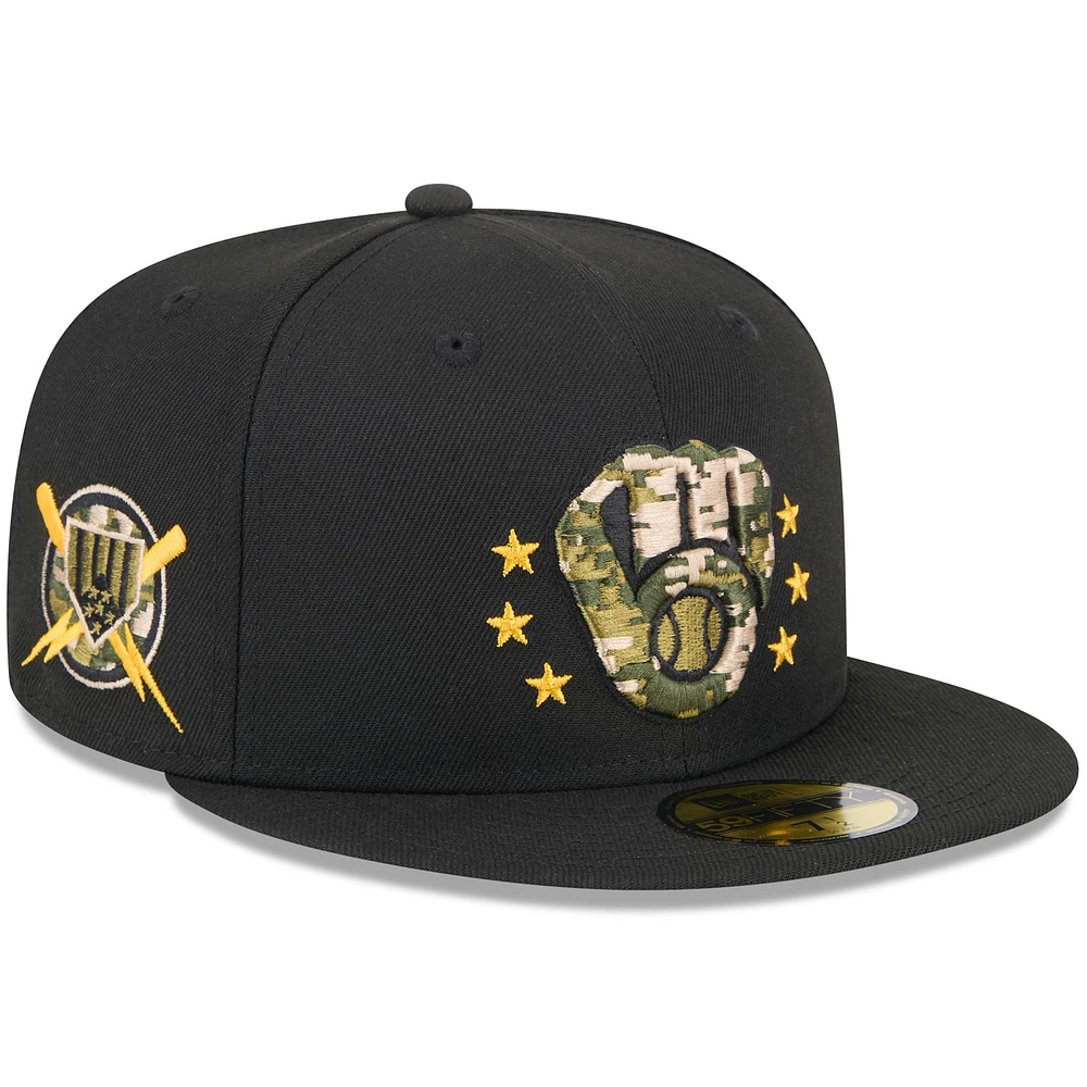 Casquette ajustée 59FIFTY sur le terrain de la Journée des forces armées 2024 Milwaukee Brewers New Era noire pour hommes