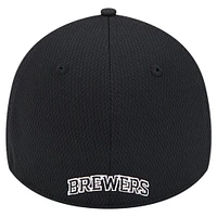 Men's New Era Black Milwaukee Brewers Active Dash Mark 39THIRTY Flex Hat