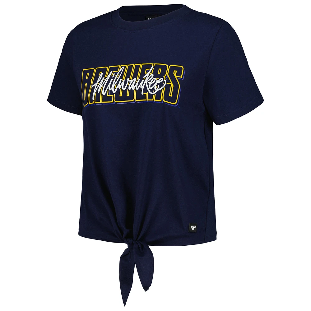 T-shirt torsadé sur le devant des Milwaukee Brewers de The Wild Collective pour femmes, bleu marine