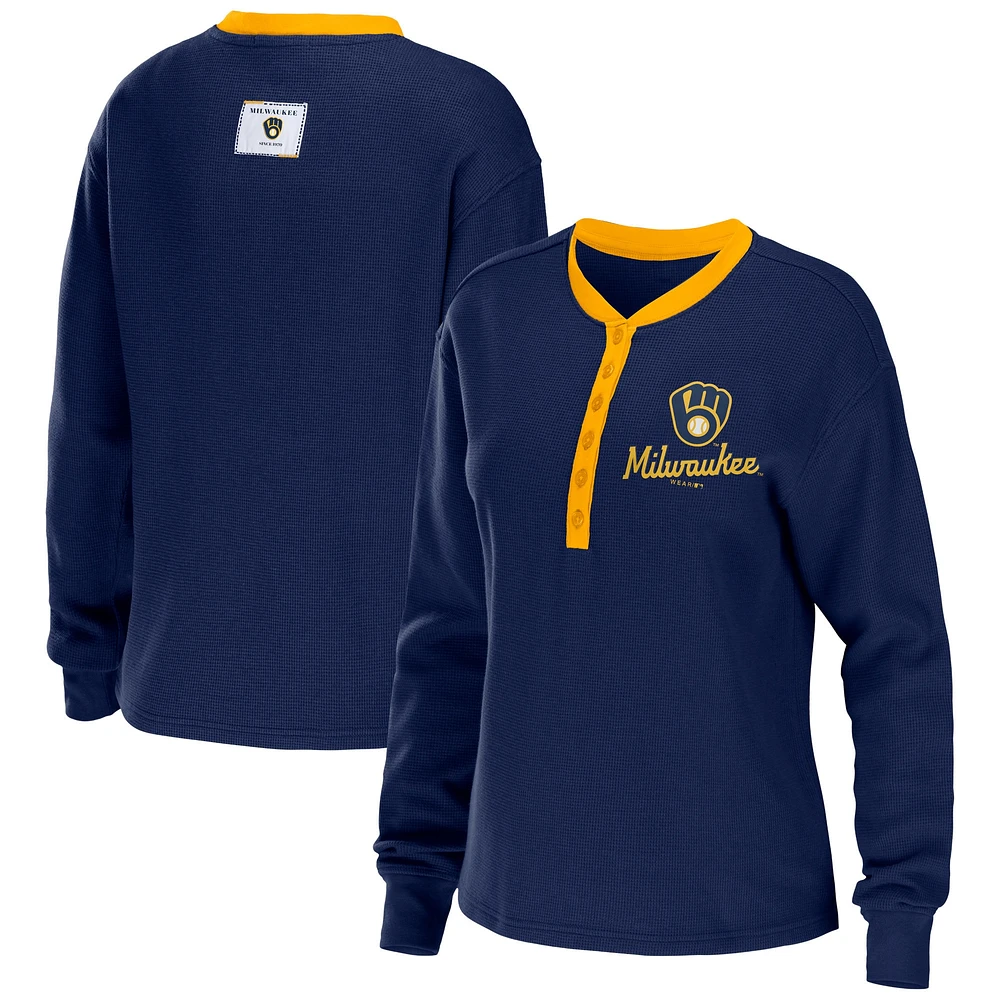 WEAR by Erin Andrews T-shirt à manches longues bleu marine Milwaukee Brewers Waffle Henley pour femmes