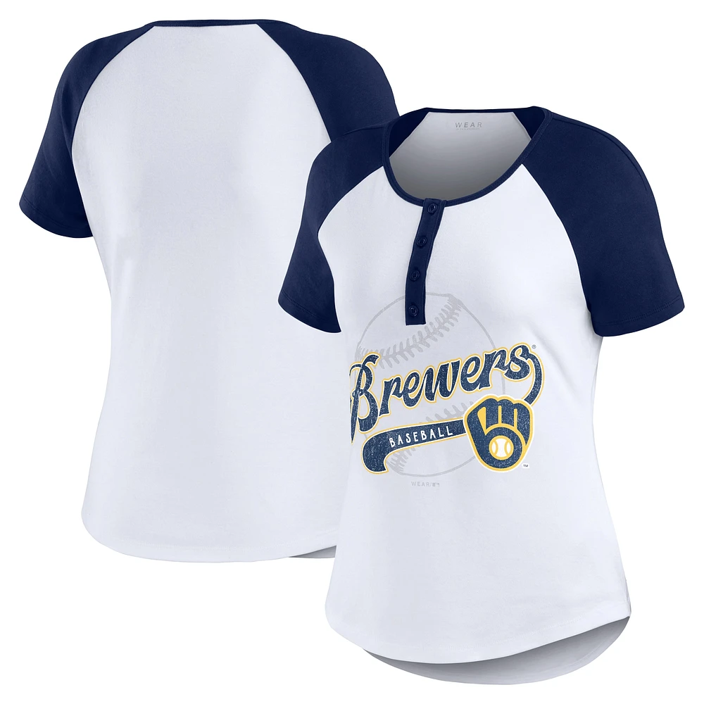 WEAR by Erin Andrews T-shirt ajusté Henley Raglan des Milwaukee Brewers, blanc/bleu marine, pour femmes