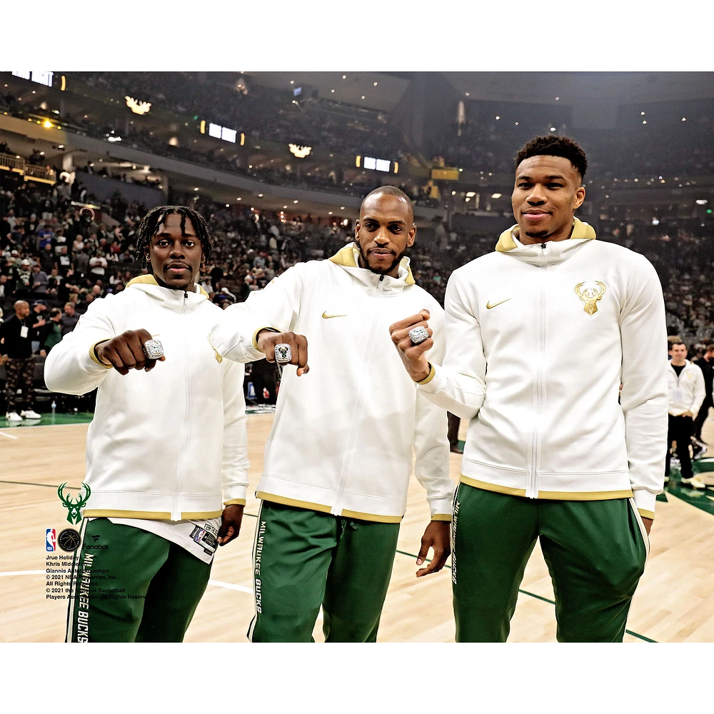 Photo non signée de la cérémonie remise des bagues champions finale NBA 2021 Giannis Antetokounmpo Jrue Holiday et Khris Middleton Milwaukee Bucks