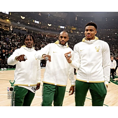 Photo non signée de la cérémonie remise des bagues champions finale NBA 2021 Giannis Antetokounmpo Jrue Holiday et Khris Middleton Milwaukee Bucks