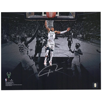 Photographie autographiée de Giannis Antetokounmpo des Milwaukee Bucks, Dunk Spotlight, 11" x 14"