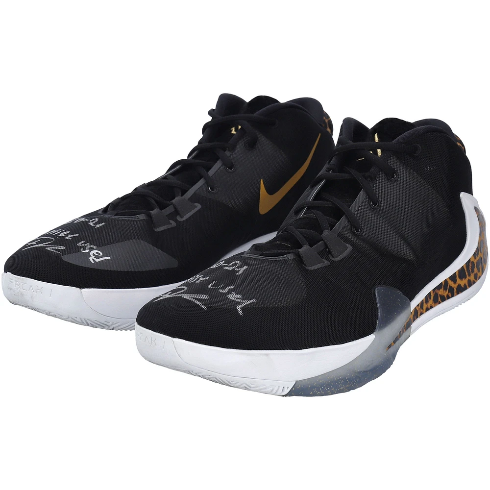 Chaussures Nike noires dédicacées par Giannis Antetokounmpo des Milwaukee Bucks pour la saison NBA 2020-21 avec l'inscription « 2020-21 Practice Used »