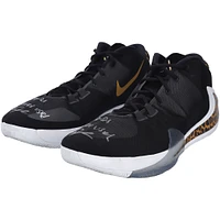 Chaussures Nike noires dédicacées par Giannis Antetokounmpo des Milwaukee Bucks pour la saison NBA 2020-21 avec l'inscription « 2020-21 Practice Used »