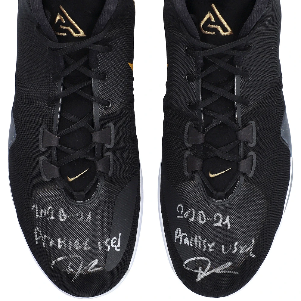 Chaussures Nike noires dédicacées par Giannis Antetokounmpo des Milwaukee Bucks pour la saison NBA 2020-21 avec l'inscription « 2020-21 Practice Used »