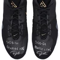 Chaussures Nike noires dédicacées par Giannis Antetokounmpo des Milwaukee Bucks pour la saison NBA 2020-21 avec l'inscription « 2020-21 Practice Used »