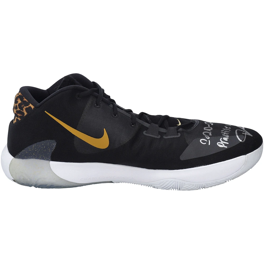 Chaussures Nike noires dédicacées par Giannis Antetokounmpo des Milwaukee Bucks pour la saison NBA 2020-21 avec l'inscription « 2020-21 Practice Used »