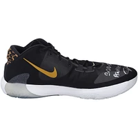 Chaussures Nike noires dédicacées par Giannis Antetokounmpo des Milwaukee Bucks pour la saison NBA 2020-21 avec l'inscription « 2020-21 Practice Used »