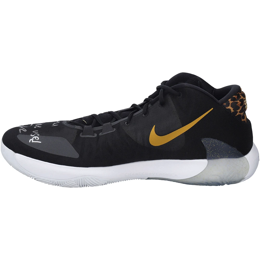 Chaussures Nike noires dédicacées par Giannis Antetokounmpo des Milwaukee Bucks pour la saison NBA 2020-21 avec l'inscription « 2020-21 Practice Used »