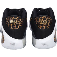 Chaussures Nike noires dédicacées par Giannis Antetokounmpo des Milwaukee Bucks pour la saison NBA 2020-21 avec l'inscription « 2020-21 Practice Used »