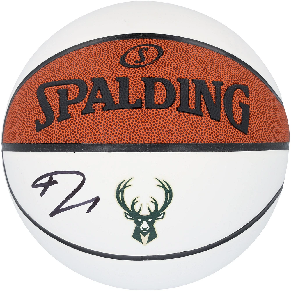 Ballon de basket Spalding White Panel autographié par Giannis Antetokounmpo des Milwaukee Bucks