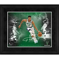 Collage de signatures en fac-similé des Milwaukee Bucks de Giannis Antetokounmpo, 16" x 20"