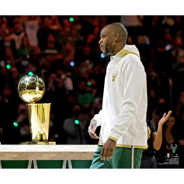 Anthony Davis Los Angeles Lakers Unsigned 2020 NBA Finals Champions Holding  Finals Trophy Photograph