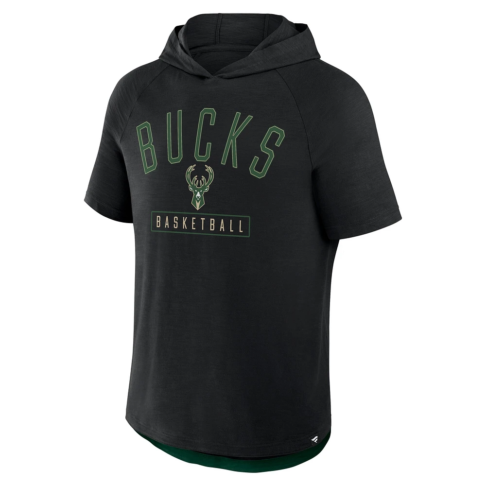 T-shirt à capuche raglan noir Fanatics pour homme, légende de la passe des Milwaukee Bucks