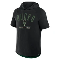 T-shirt à capuche raglan noir Fanatics pour homme, légende de la passe des Milwaukee Bucks