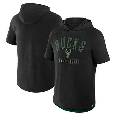 T-shirt à capuche raglan noir Fanatics pour homme, légende de la passe des Milwaukee Bucks