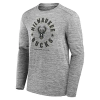 T-shirt à manches longues NBA Hoops for Troops de Milwaukee Bucks Heather Gray Fanatics pour hommes