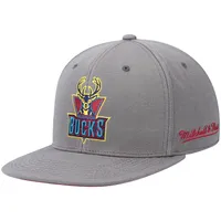 Casquette ajustée pour homme Mitchell & Ness Charcoal Milwaukee Bucks Hardwood Classics 40th Anniversary Carbon Cabernet